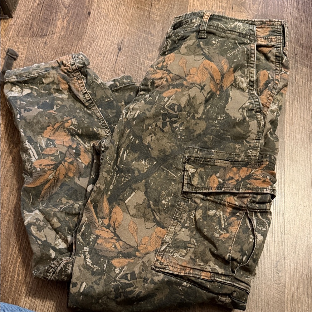 American Eagle Outfitters Men's Olive and Brown Leaf-Print Cargo Pants